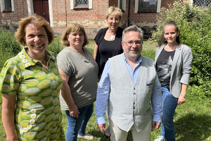 Ein Mann und vier Frauen stehen in einem Garten - Copyright: Annkathrin Bornholdt