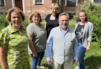 Ein Mann und vier Frauen stehen in einem Garten - Copyright: Annkathrin Bornholdt
