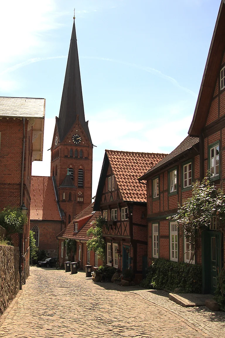 Außenansicht der Maria-Magdalenen-Kirche in Lauenburg mit umliegenden Häusern