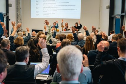 Menschen bei einer Abstimmung  - Copyright: Oliver Beck