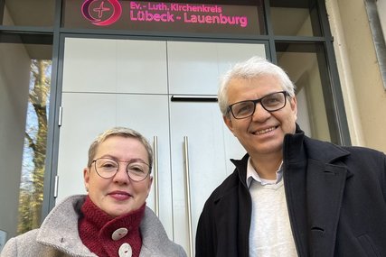 Zwei Personen stehen vor einem Gebäude - Copyright: Bastian Modrow
