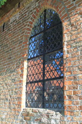 Fenster der Wege-Kapelle in Klein Grönau