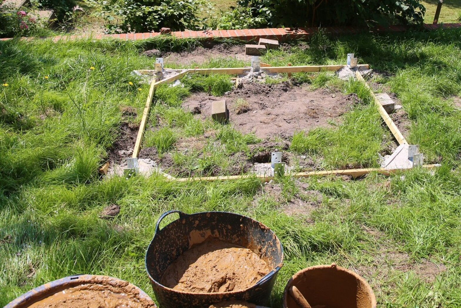 Blick auf einen Rasen.