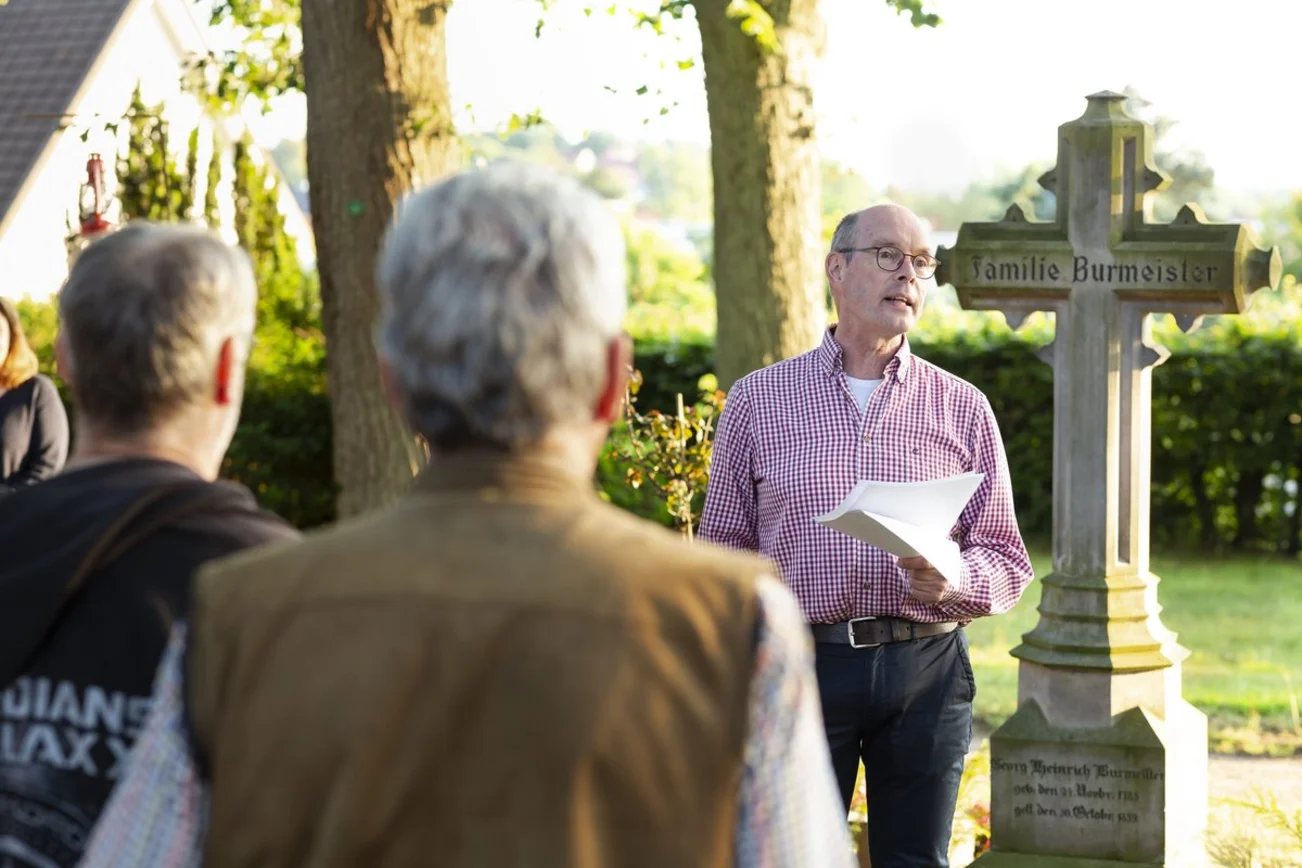 Vortrag auf einem Friedhof