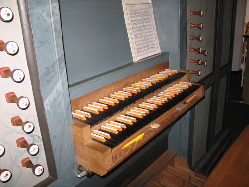 Zwei Manuale der Orgel in St. Georg und Registerzüge zur Linken und Rechten