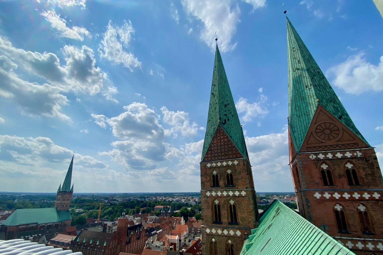 Die Kirchtürme der Marienkirche Lübeck von oben