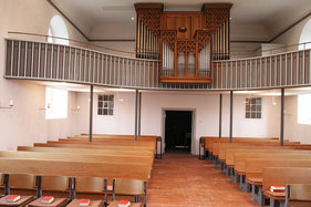 Innenraum und Empore mit Orgel der St.-Andreas-Kirche in Sahms