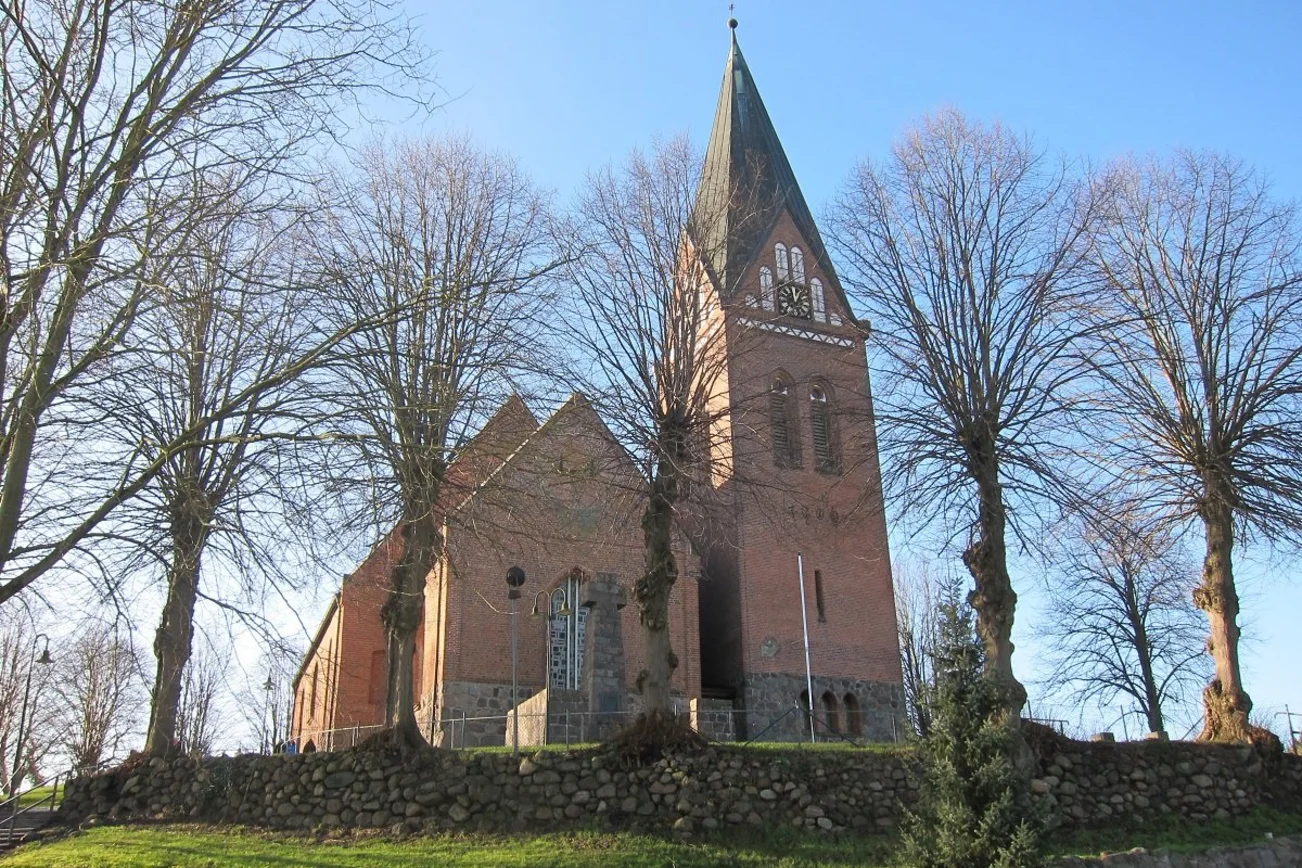 Kirche auf einem Hügel
