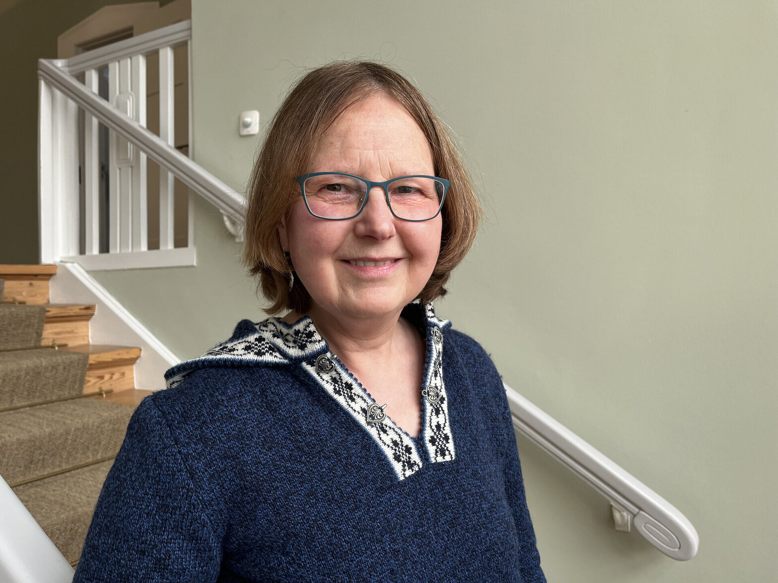 Eine Frau lächelt in die Kamera.