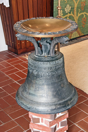 Taufbecken mit Glocken-Sockel in der Maria-Magdalenen-Kapelle Talkau