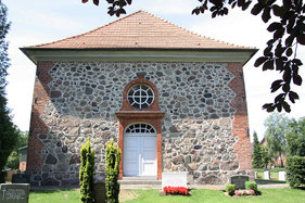 Der Eingang der St.-Andreas-Kirche in Sahms