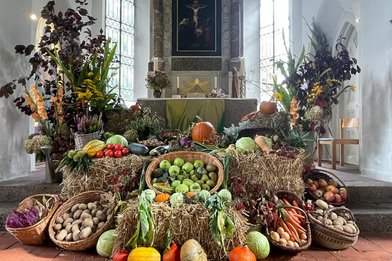 Erntedank geschmückter Altar - Copyright: Isabel Zernig
