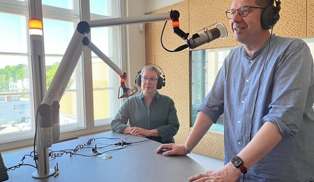 Zwei menschen in einem Studio