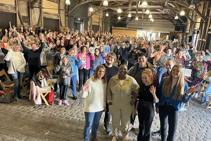 Gruppenfoto mit vielen Menschen in einem Holzschuppen - Copyright: Annkathrin Bornholdt