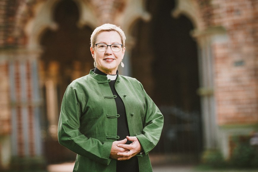 Frau guckt freundlich lächelnd in die Kamera. - Copyright: Guido Kollmeier