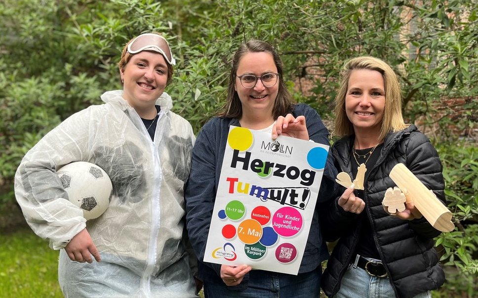 Drei Frauen in einem Garten