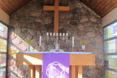 Altar mit Kreuz - Copyright: Doris Pfeifer