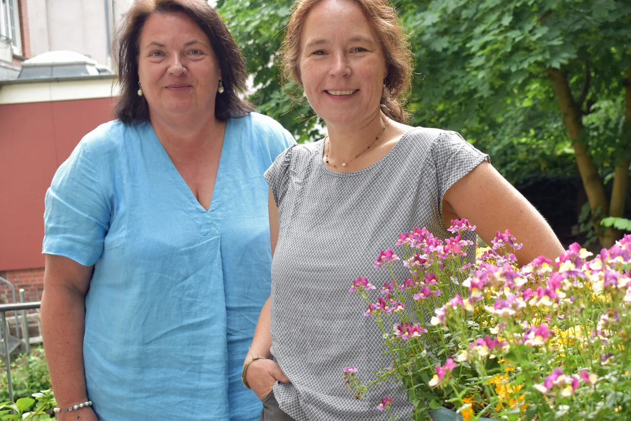 Zwei Frauen schauen in die Kamera