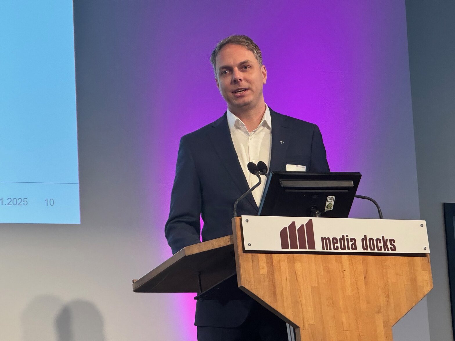 ein Mann erdet in einem Saal 