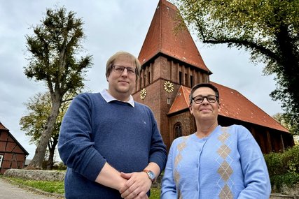 Zwei menschen stehen vor einer Kirche  - Copyright: Bastian Modrow