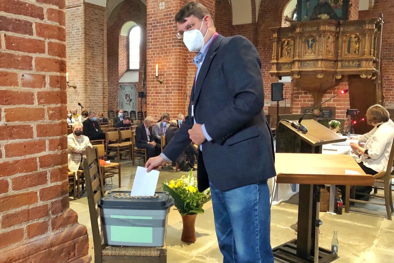 Ein Mann bei der Stimmabgabe 