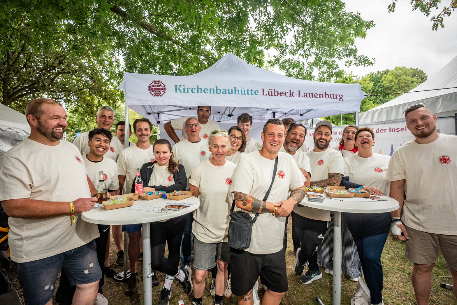 Das Team der Kirchenbauhütte auf dem Drachenbootrennen