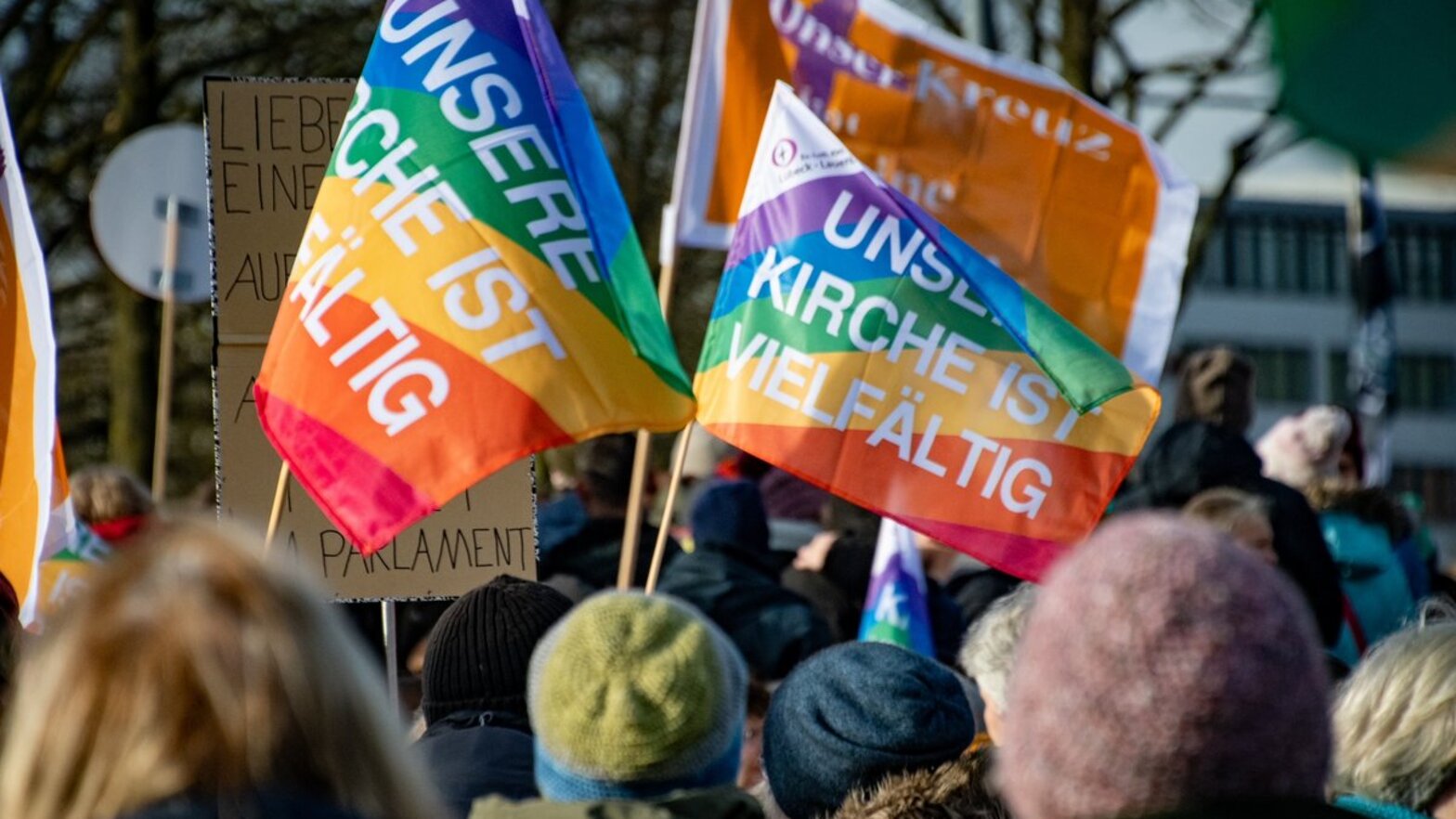 Menschen mit Kirchenflaggen