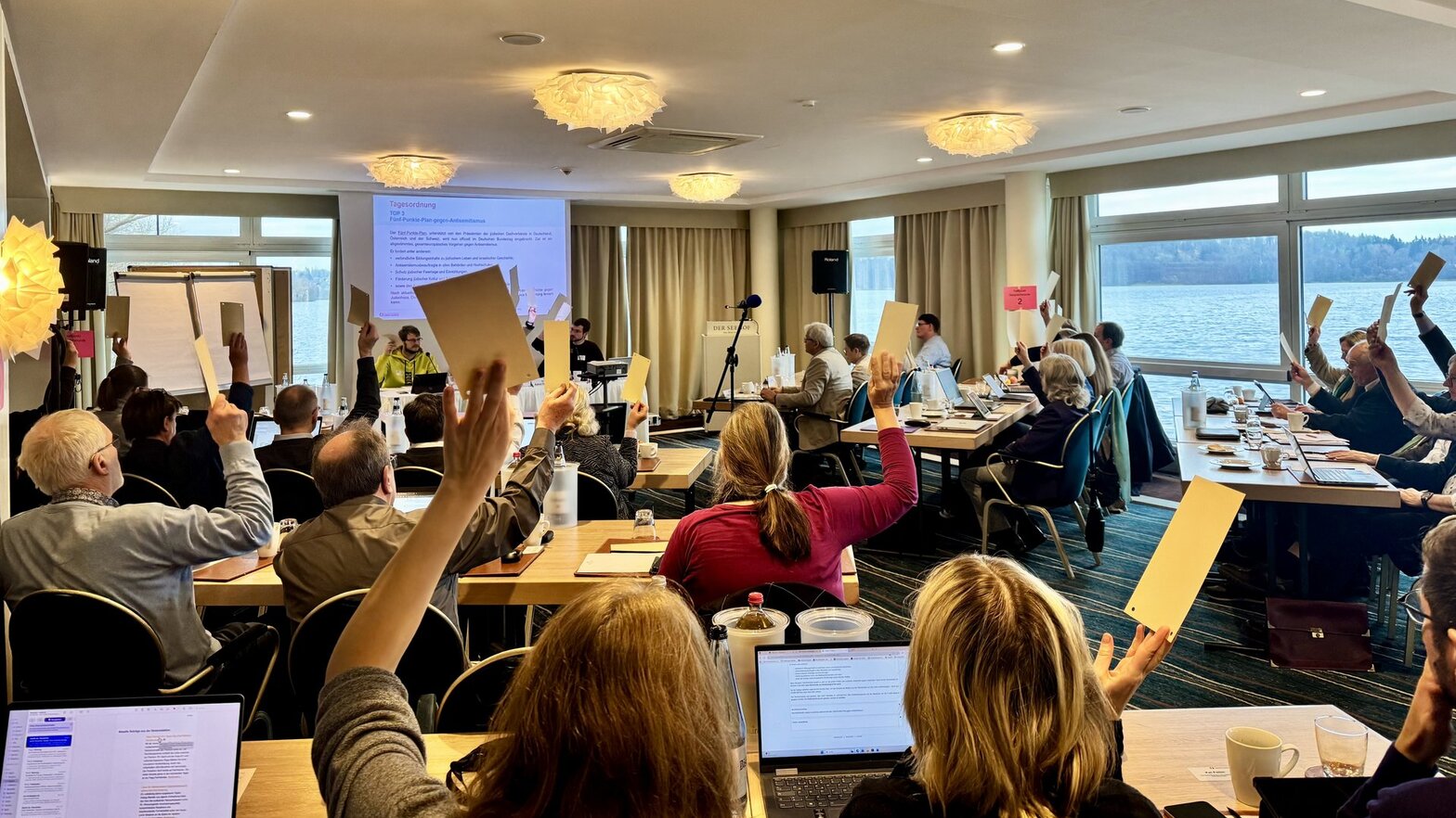 Menschen stimmen in einem Raum ab