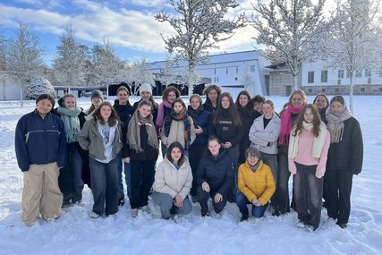 Gruppenfoto einer 10. Klasse im Schnee auf dem Gelände des Klosters Nütschau - Copyright: Annkathrin Bornholdt