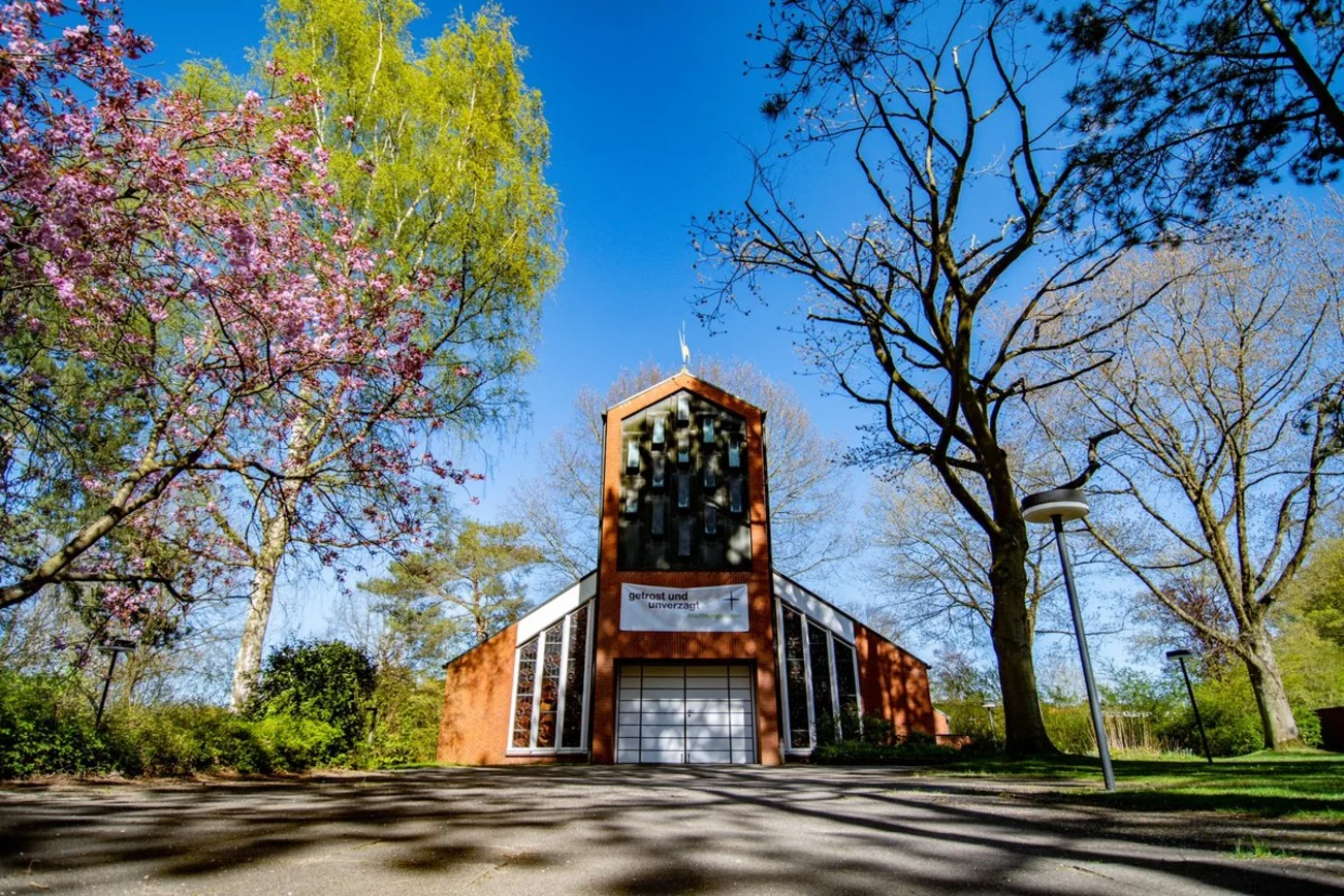 Blick auf eine Kirche. 