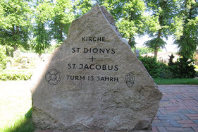 Namensgedenkstein vor St. Dionys und St. Jakobus Lütau