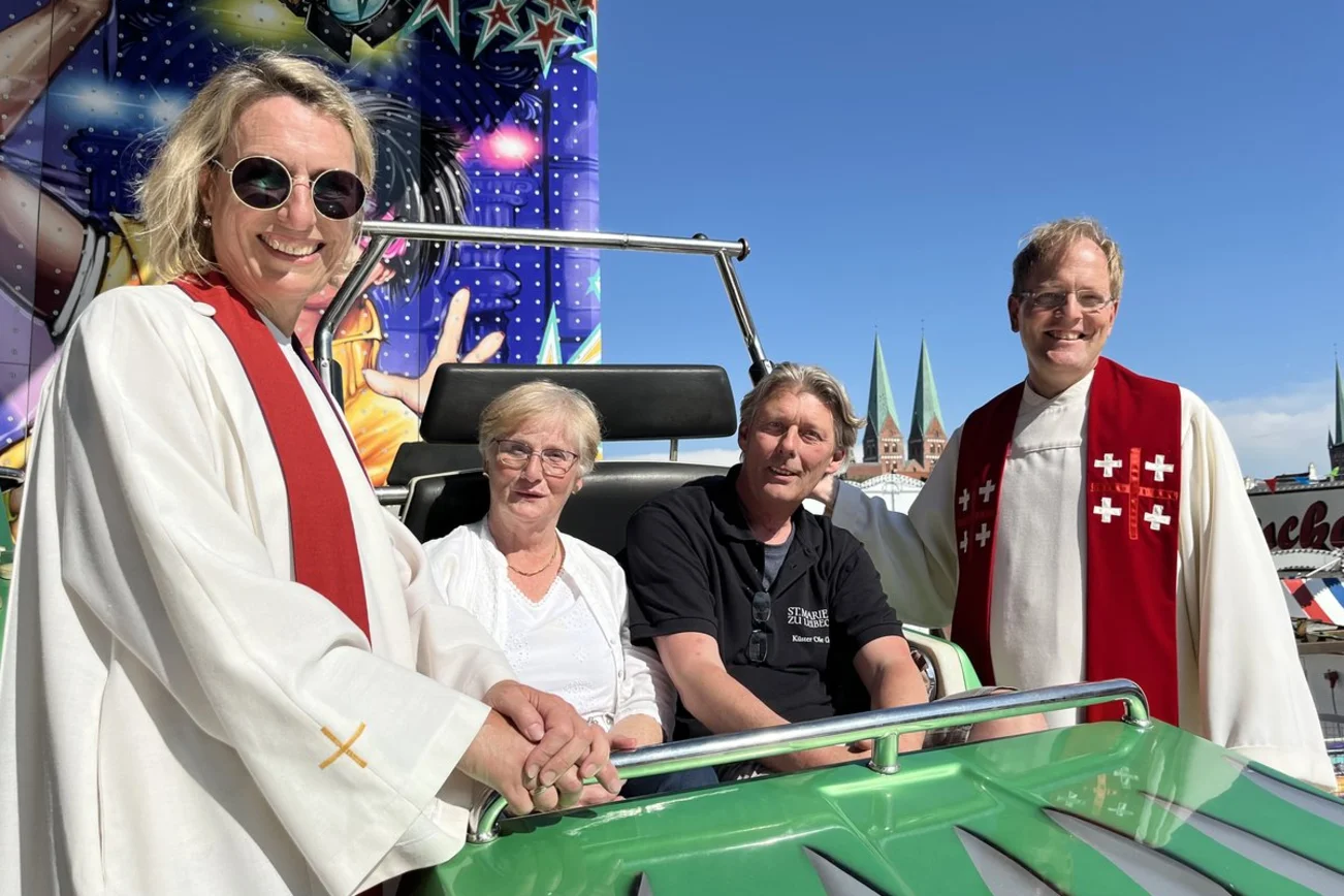 Vier Personen in einem Karussell