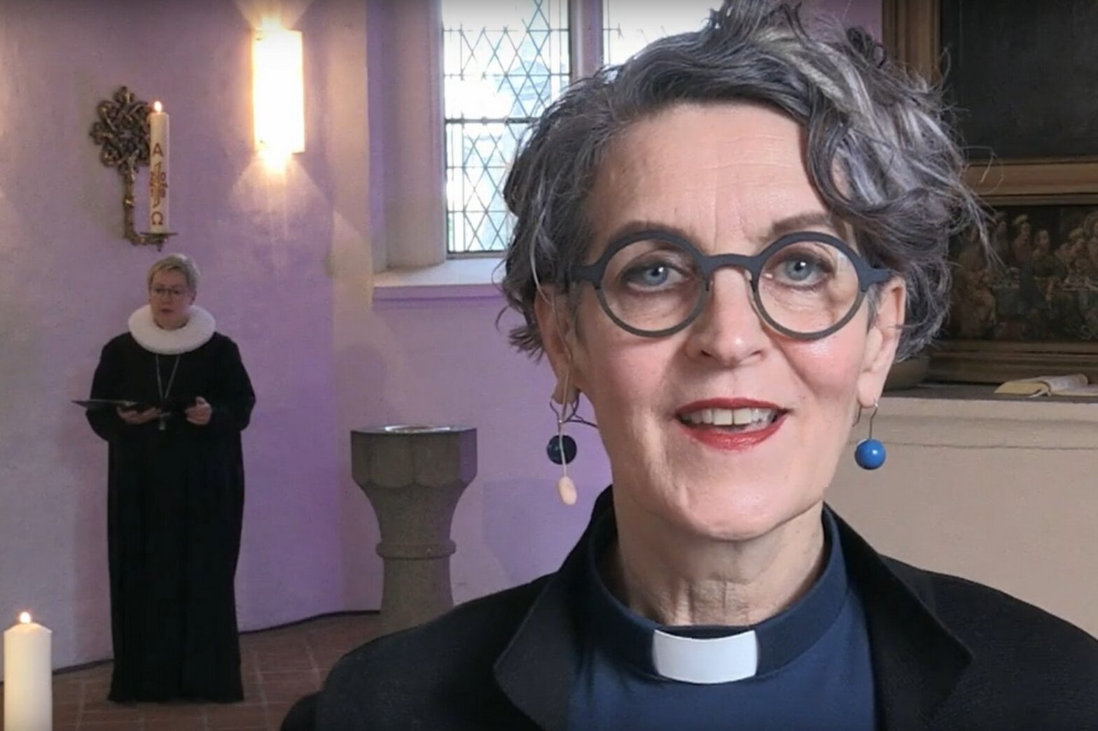 Frau steht nah am Betrachter