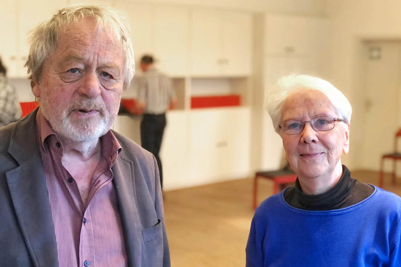 Christina Riemenschneider und Klaus Meyers stehen nebeneinander und schauen in die Kamera.