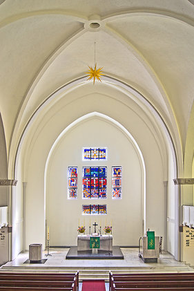 Blick von der Empore in den Chorraum von St. Gertrud