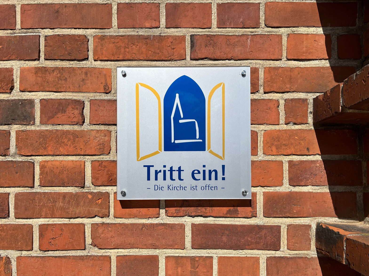 Das Schild mit den Worten "Tritt ein! 