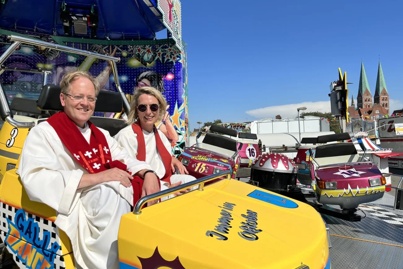 Zwie Personen in einem Karussell