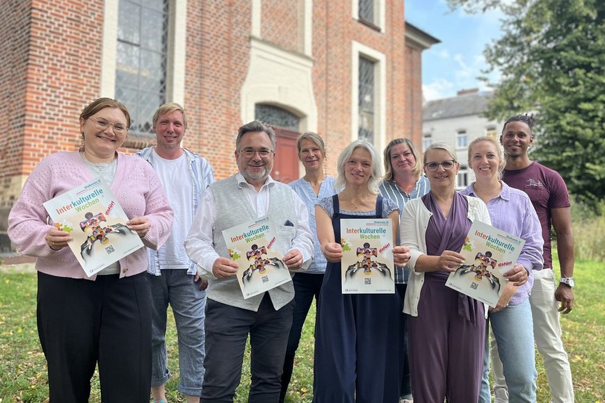 Gruppenfoto mit Frauen und Männern. Einige halten Plakate der Interkulturellen Wochen.  - Copyright: Annkathrin Bornholdt