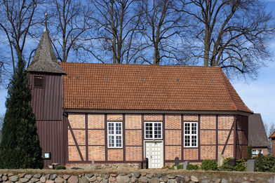 Außenansicht der St.-Marien-Kirche Worth von der Seite - Copyright: Manfred Maronde
