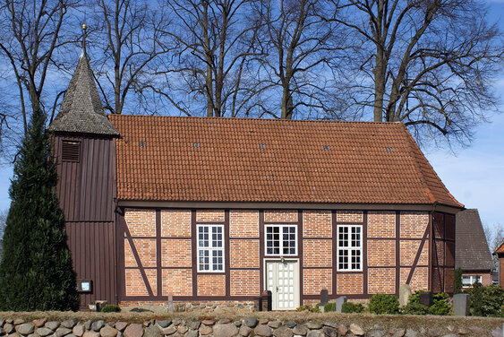 Außenansicht der St.-Marien-Kirche Worth von der Seite - Copyright: Manfred Maronde
