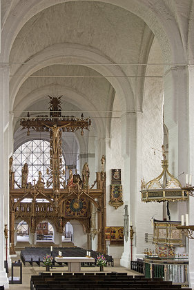Blick auf den Altar und dahinterliegenden Lettner mit Lettnerkreuz