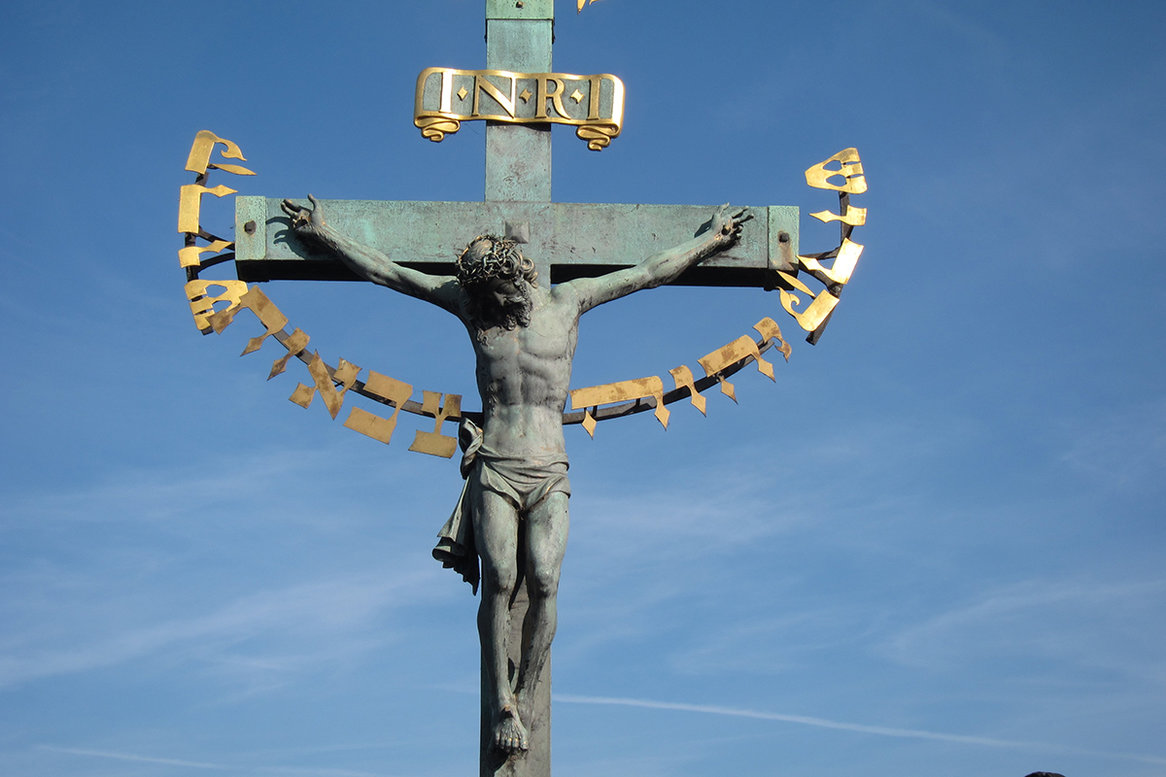 Der gekreuzigte Jesus Christus hängt am Kreuz 