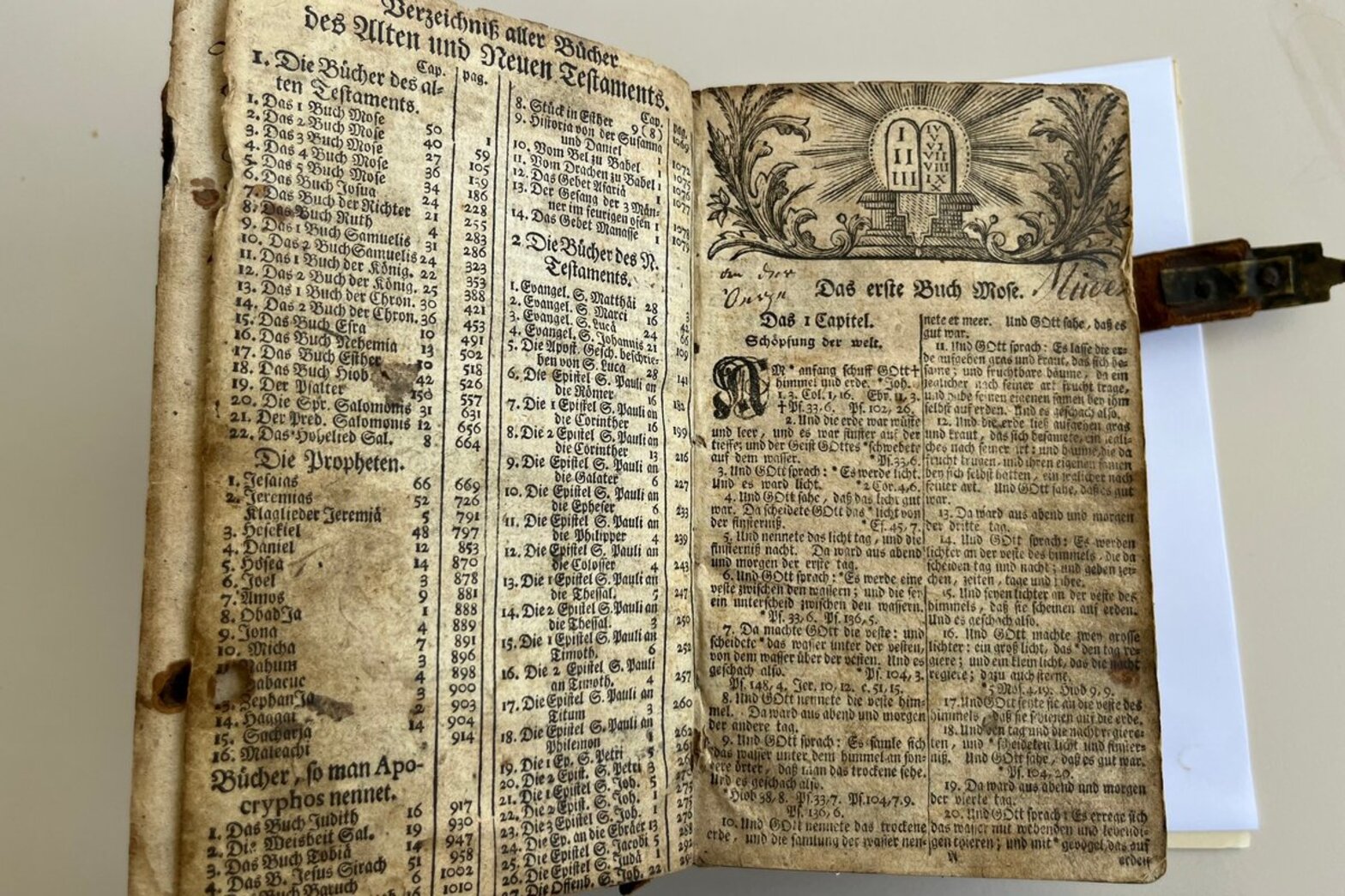Blick in das Innenleben der alten Berenberg-Bibel.