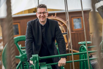 Ein Mann steht an Deck eines Schiffs. - Copyright: Guido Kollmeier