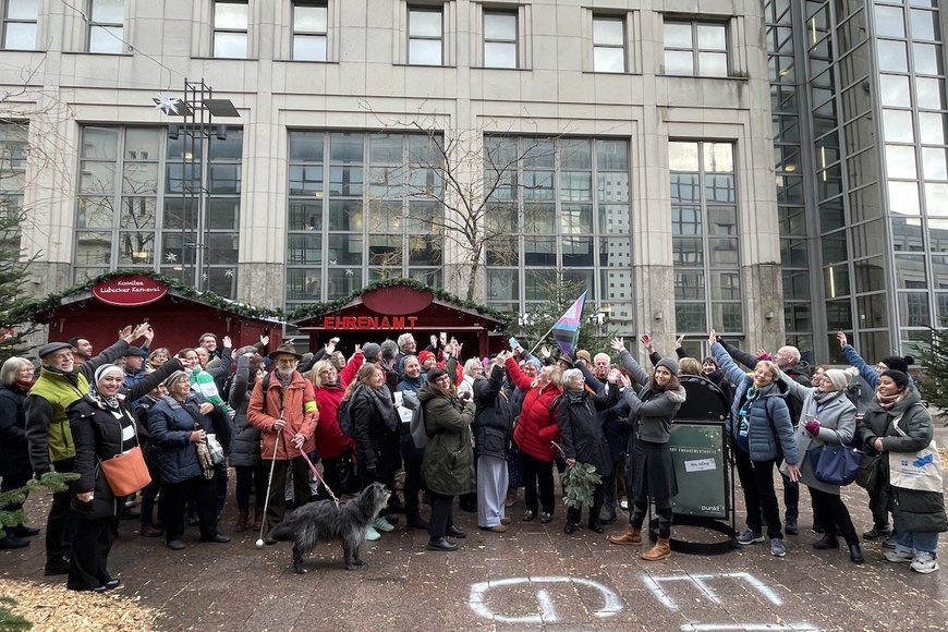 Menschen vor einer Bude - Copyright: Steffi Niemann
