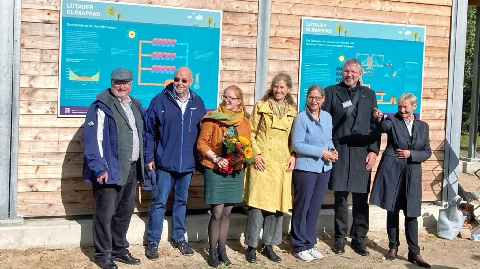 Personen stehen vor einem Gebäude