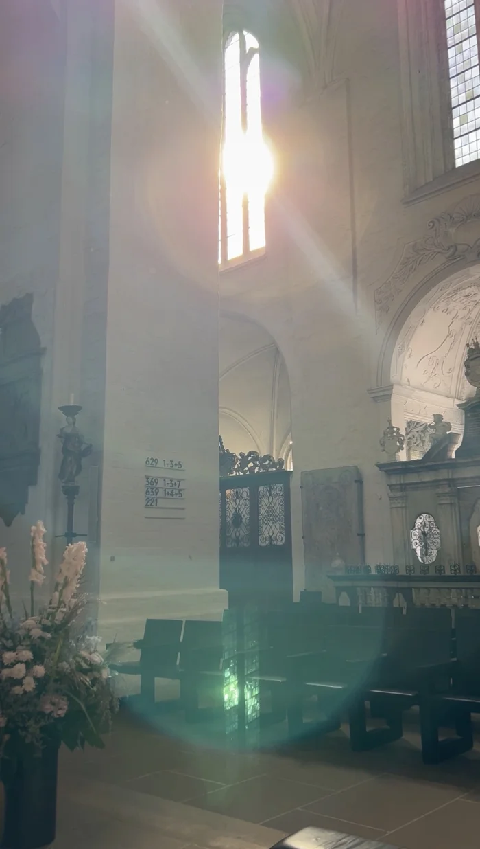 Sonne scheint durch ein Kirchenfenster