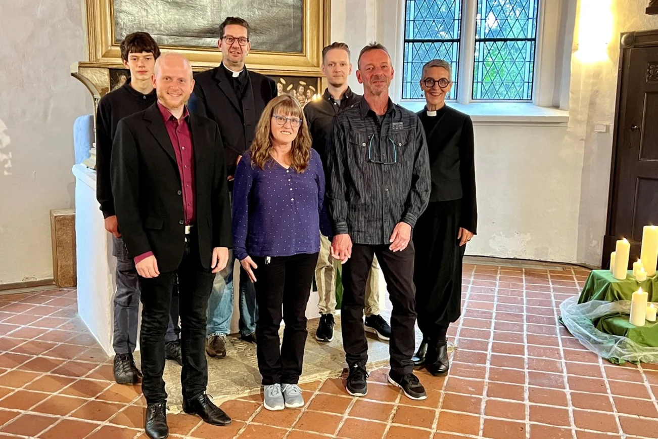 Menschen in einer Kirche