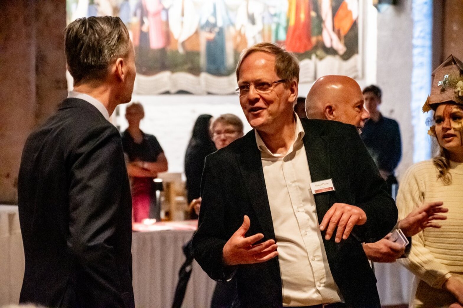 Menschen in einer Kirche