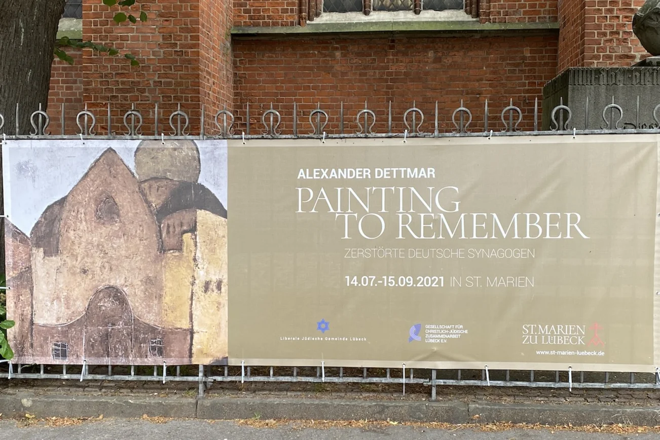 Das Plakat der Ausstellung „Painting to remember“ vor der St.-Marien-Kirche.